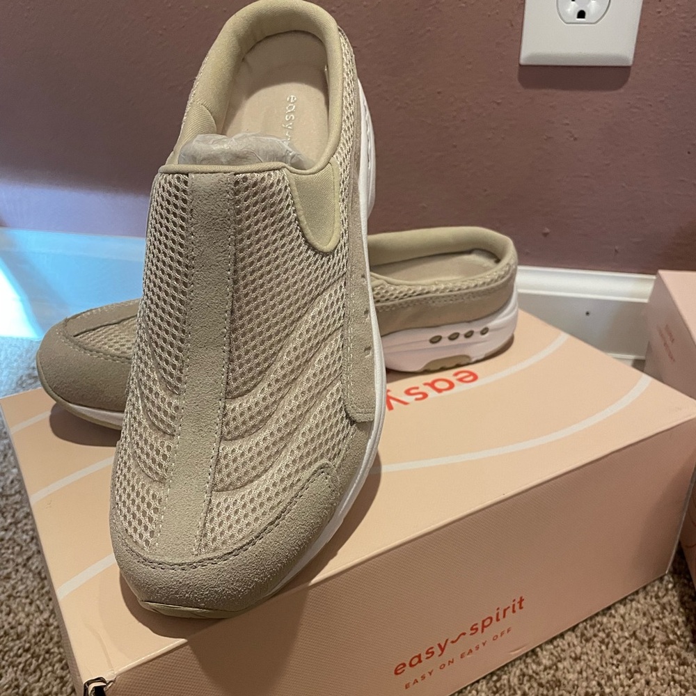 NWT EasySpirit Traveltime Clogs (Light Natural)
